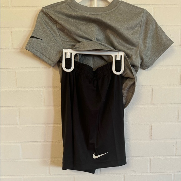 NWT Kids Black and Gray Nike 2 Piece Set - Picture 5 of 5